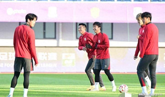 包含青岛队备战关键比赛，士气高昂备战的词条