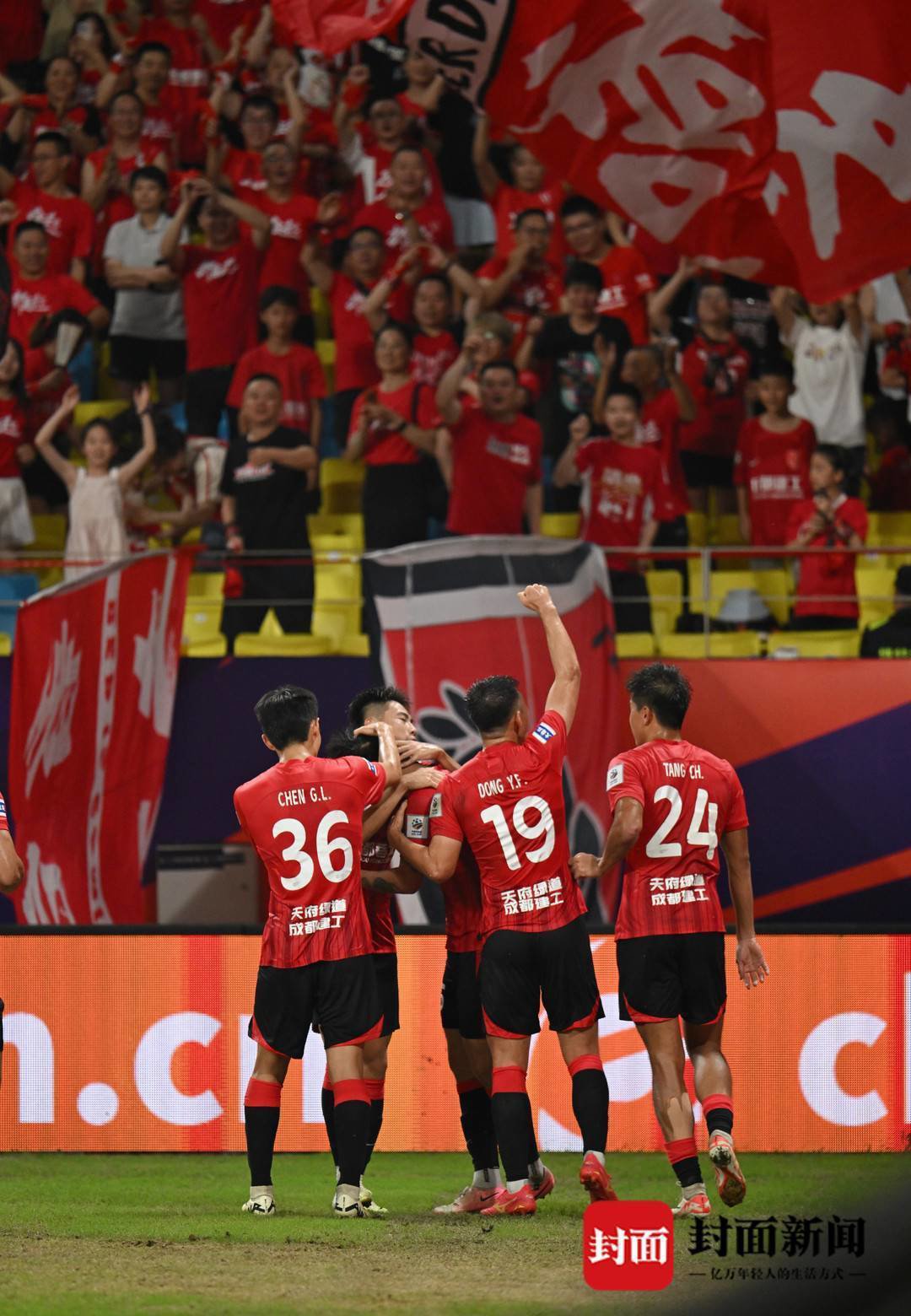 世界杯赛场上,球员们团结奋斗争取胜利 世界杯赛场上,球员们团结奋斗争取胜利